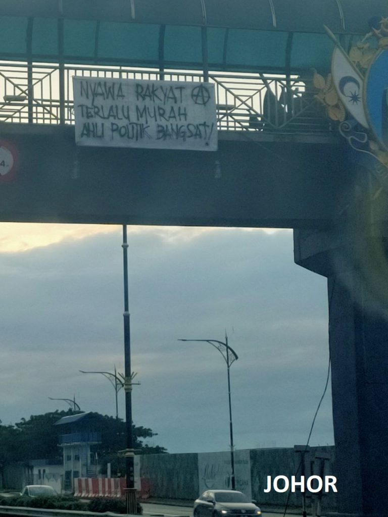 Banner Drop Action By Malaysian Comrades Bandilang Itim